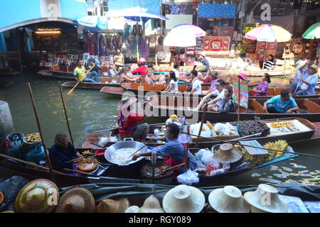 ,Thaïlande RATCHABURI- 13 MAI 2017 : Marché flottant de Damnoen Saduak est un endroit très attrayant pour les touristes de voir la manière traditionnelle de vente et l'achat Banque D'Images