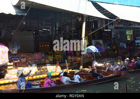 ,Thaïlande RATCHABURI- 13 MAI 2017 : Marché flottant de Damnoen Saduak est un endroit très attrayant pour les touristes de voir la manière traditionnelle de vente et l'achat Banque D'Images