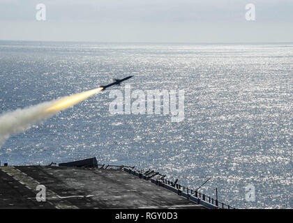 190129-N-KG461-2005 de l'OCÉAN PACIFIQUE (jan. 29, 2019) Un missile RIM-7P est tiré à partir d'un lanceur de missiles Sea Sparrow l'OTAN sur la plage arrière du navire d'assaut amphibie USS Boxer (DG 4) au cours d'un exercice de missiles de tir réel. Boxer est en cours la réalisation des opérations de routine dans le cadre d'un groupe amphibie USS Boxer (ARG) dans l'océan Pacifique. (U.S. Photo par marine Spécialiste de la communication de masse Seaman Zachary D. Behrend) Banque D'Images