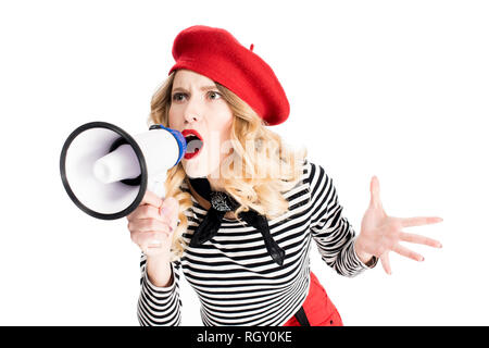 Femme en colère en béret rouge hurlant dans un mégaphone isolated on white Banque D'Images