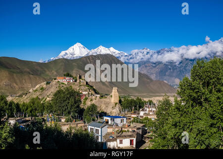 Vue Aérienne Vue panoramique sur le monastère du village avec les ruines de l'ancien fort, le sommet enneigé du mont. Dhaulagiri dans la distance Banque D'Images