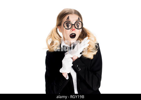 Clown blond choqué holding fake lunettes sur stick isolated on white Banque D'Images