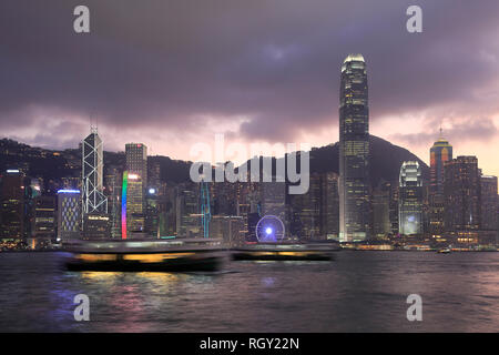 Star Ferry, Skyline, centre financier international (SFI), le port de Victoria, la nuit, l'île de Hong Kong, Hong Kong, Chine Asie Banque D'Images