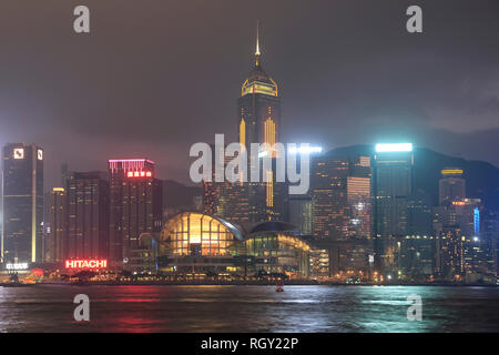 Wan Chai, Skyline, Victoria Harbour dans la nuit, l'île de Hong Kong, Hong Kong, Chine Asie Banque D'Images