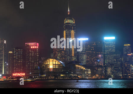 Wan Chai, Skyline, Victoria Harbour dans la nuit, l'île de Hong Kong, Hong Kong, Chine Asie Banque D'Images