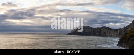 Suppression d'un paysage panoramique côte rocheuse lors d'un ciel nuageux lever du soleil. Prises dans le parc national Forillon, près de Gaspé, Québec, Canada. Banque D'Images