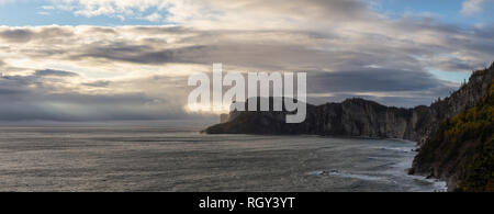 Suppression d'un paysage panoramique côte rocheuse lors d'un ciel nuageux lever du soleil. Prises dans le parc national Forillon, près de Gaspé, Québec, Canada. Banque D'Images