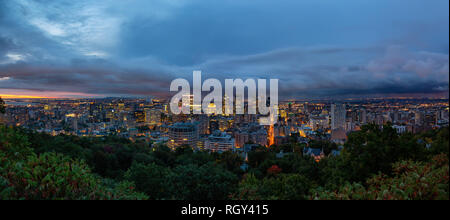 Vue panoramique de l'antenne d'un beau centre-ville moderne au cours d'un lever du soleil frappant. Pris dans Mt Royal, Montréal, Québec, Canada. Banque D'Images