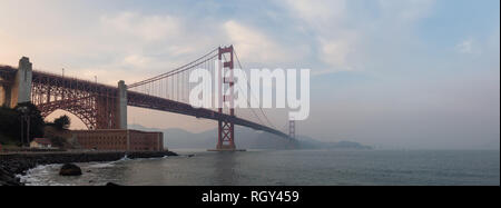 Belle vue sur le Golden Gate Bridge lors d'un ciel nuageux coucher du soleil. Prises à San Francisco, Californie, États-Unis. Banque D'Images