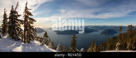 Très belle vue panoramique sur le paysage canadien au cours d'une soirée d'hiver coloré avant le coucher du soleil. Prises de haut de MNT Harvey, au nord de Vancouver, C.-B., Cana Banque D'Images