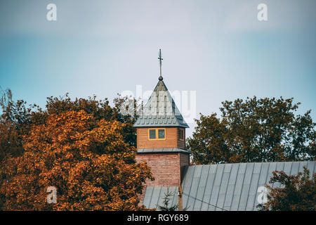 Porplishte, Minsk, Bélarus, Région Vitsebsk. En Bois ancienne église catholique de la Vierge Marie en journée d'automne. Close Up Banque D'Images