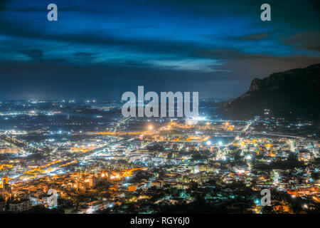 Terracina, Italie. Vue supérieure de la Skyline Cityscape In Soir Nuit Illuminations. Banque D'Images
