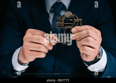 Cropped shot of businessman holding vice-fer avec outil de monnaie rouble russe Banque D'Images