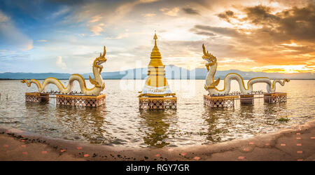 Phayao Kwan, un lac dans la province de Phayao, au nord de la Thaïlande, avec deux tuteurs dragon serpent de mer sur la rive Banque D'Images