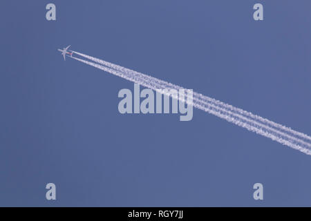 L'avion part traces chimiques dans le ciel Banque D'Images