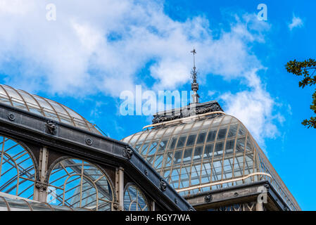 Madrid, Espagne - 2 novembre, 2018 : vue extérieure du Palais de Cristal , Palacio de Cristal, dans le parc du Retiro. Voir sur fond de ciel bleu. Banque D'Images