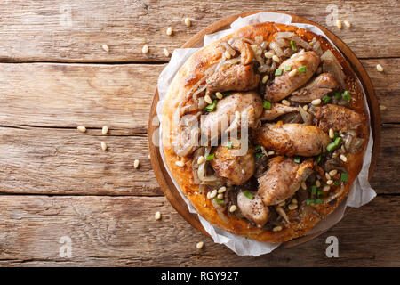 Ou poulet palestinien musakhan sumac gros plan sur une assiette sur la table. haut horizontale Vue de dessus Banque D'Images