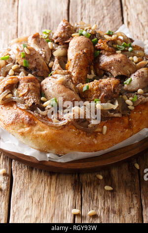 Poulet au sumac et oignons pain plat avec taboo close-up sur une plaque sur la table. La verticale Banque D'Images