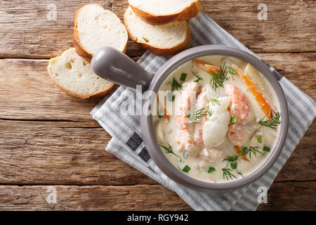 Soupe de poisson fiskesuppe crème norvégienne avec la morue et le saumon dans un bol. Gros plan haut horizontale Vue de dessus Banque D'Images