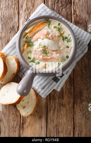 Soupe de poisson fiskesuppe crème norvégienne avec la morue et le saumon libre dans un bol. Haut Vertical Vue de dessus Banque D'Images