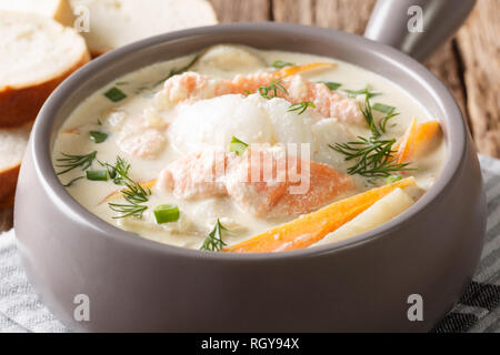 Soupe de poisson fiskesuppe crème norvégienne avec la morue et le saumon dans un bol gros plan horizontal. Banque D'Images