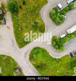 Résumé vue verticale d'un parking presque vide pour les chariots à trois voies dans une zone couverte. Banque D'Images