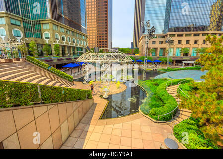 Los Angeles, California, United States - 9 août 2018 : fontaine de un et deux California Plaza, des gratte-ciel de Californie Plaza complexe du projet Banque D'Images