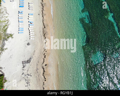 Vue aérienne de la mer des Caraïbes avec des chaises de plage à Reggae Beach près de Christopher Harbour, Saint Martin Banque D'Images