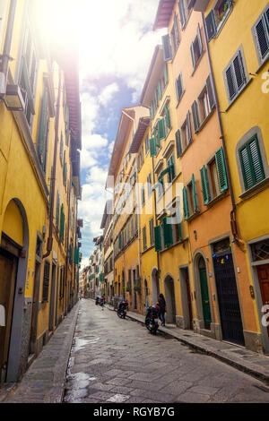 Rues de Florence avec des motos sur une journée ensoleillée Banque D'Images