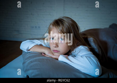 Cute little woman Lying in Bed couvrant la tête d'une couverture blanche de sentiment épuisé et souffrant d'Insomnie Dépression Stress dans Ch Banque D'Images