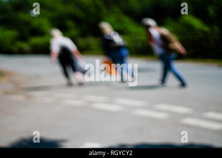 Trois personnes marchant le long d'une route de transport des sacs et troubles de l'abstraction. Banque D'Images