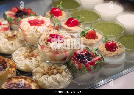 Les puddings aux fruits dans le verre à la fenêtre d'affichage de la boulangerie Banque D'Images