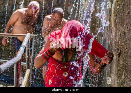 En pèlerin à la douche glacée 108 dépenses des puits l'eau sainte dans Temple Muktinath Banque D'Images