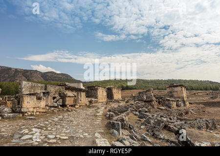 Nécropole de Hiérapolis dans Denizil Province, l'un des plus grands et le mieux conservé de tous les cimetières de la Turquie. Banque D'Images