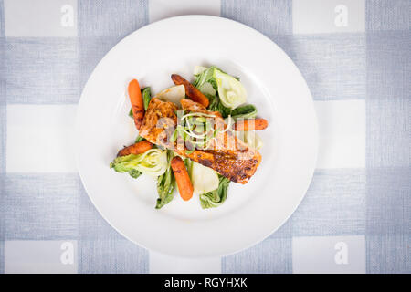 Délicieux plat de saumon grillé sur bokchoy et chou-carottes rôties plate Banque D'Images