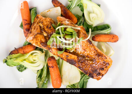 Délicieux plat de saumon grillé sur bokchoy et chou-carottes rôties plate Banque D'Images