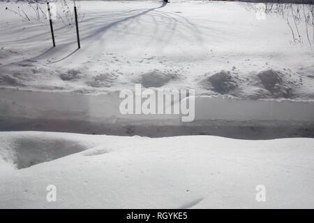 Cour couverte de neige avec chemin pelleté pour livraison de personnes après une tempête Banque D'Images