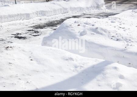 Cour couverte de neige avec chemin pelleté et l'allée après une tempête Banque D'Images