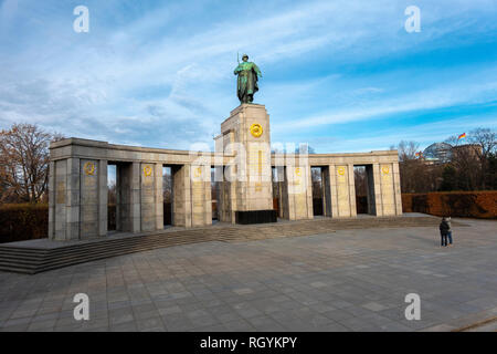 Monument commémoratif de guerre soviétique Berlin Tiergarten en commémorant les soldats tués dans la bataille de Berlin. Sowjetisches Ehrenmal im Tiergarten. Banque D'Images