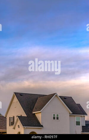 Belle maison avec fond de ciel nuageux Banque D'Images