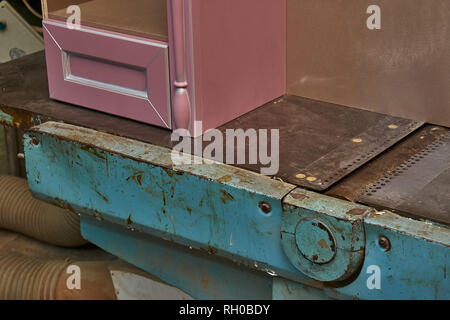 Meubles de salle de bain sur une vieille scie. Processus de fabrication de meubles en bois Banque D'Images