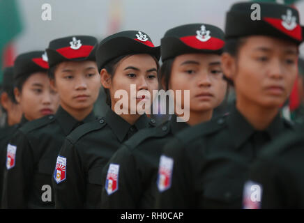 Union nationale karen (KNU) soldats participent à une cérémonie pour marquer le 70e anniversaire de la révolution à Karen jour Thay Bay Hla dans l'Etat Karen le long de la frontière entre la. Banque D'Images