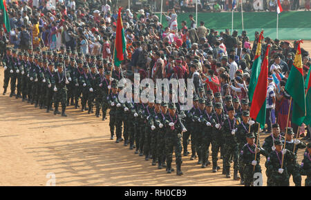 Union nationale karen (KNU) Les soldats défilent lors d'une cérémonie pour marquer le 70e anniversaire de la révolution à Karen jour Thay Bay Hla dans l'Etat Karen le long de la frontière entre la. Banque D'Images
