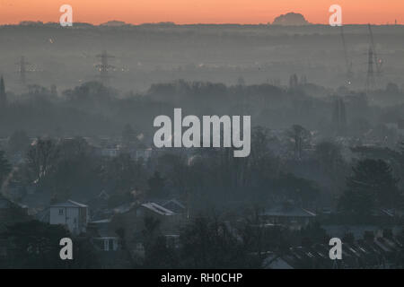 Londres, Royaume-Uni. Jan 31, 2019. Un lever de soleil à Wimbledon en un froid matin que les températures en chute libre dans de nombreuses partie du Royaume-Uni avec de graves avertissements jaune délivré par le Met Office Crédit : amer ghazzal/Alamy Live News Banque D'Images