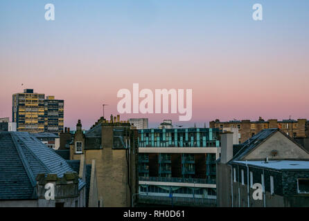 Leith, Édimbourg, Écosse, Royaume-Uni, 31 janvier 2019.UK, en dépit des avertissements météorologiques : en place pour la neige et la glace, Leith est clair que frosty avec une magnifique rose clair lever du soleil sur les styles architecturaux des toits Banque D'Images