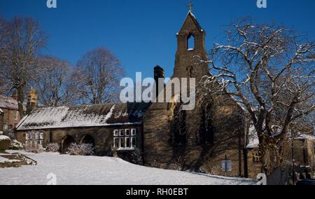 Les nouvelles usines de haut. Pic. Le Derbyshire. UK. Le 31 janvier 2019. Météo France : Centre des arts de Springbank (anciennement St James' Church) se détache sur un ciel bleu brillant à New Mills après la nuit la plus froide de l'année au Royaume-Uni Crédit : John Fryer/Alamy Live News Banque D'Images