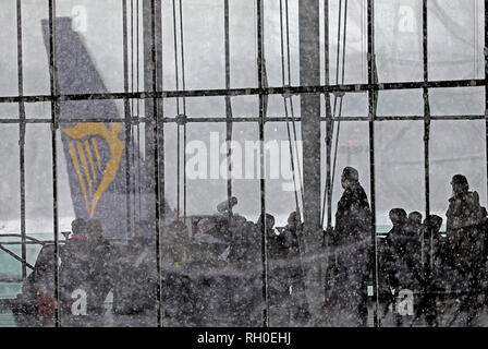 31 janvier 2019, en Rhénanie du Nord-Westphalie, Köln : Les voyageurs attendre devant les avions à l'aéroport de Cologne/Bonn dans le terminal. L'aéroport a été fermé après l'accumulation de neige. Photo : Oliver Berg/dpa Banque D'Images