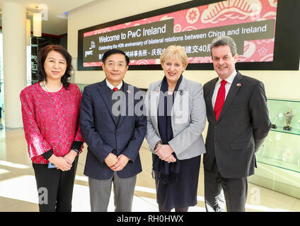 (190131) -- DUBLIN, 31 janvier 2019 (Xinhua) -- L'ambassadeur chinois en Irlande Yue Xiaoyong (2L) et l'Irlande, l'entreprise et de l'Innovation Ministre Heather Humphreys (2e R) de poser pour des photos au cours d'un événement célébrant le 40e anniversaire de l'établissement de relations diplomatiques entre la Chine et l'Irlande ainsi que la prochaine Nouvelle Année lunaire chinoise, à Dublin, Irlande, le 30 janvier 2019. Les droits économiques, sociaux et politiques étroits entre l'Irlande et la Chine ont renforcé et s'est avérée mutuellement bénéfique puisque les deux pays ont établi des relations diplomatiques il y a 40 ans, l'entreprise irlandaise, de l'entreprise Banque D'Images