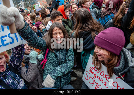 Bruxelles, Brabant, Belgique. Jan 31, 2019. Les étudiants belges sont vus criant des slogans pendant la manifestation.Pour la quatrième fois consécutive jeudi, des milliers d'étudiants belges sauté l'école pour faire la preuve d'une meilleure politique climatique dans les rues de Bruxelles. La manifestation était organisée par un garçon de dix-sept ans De Wever Anuna, un étudiant qui prévoit démontrer à la politique climatique et contre la politique environnementale laxiste des politiciens. Credit : Ana Fernandez/SOPA Images/ZUMA/Alamy Fil Live News Banque D'Images