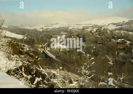 Tameside Greater Manchester, UK. Jan 31, 2019. UK Weather.Trans Pennine Express voyageant sur le viaduc à Saddleworth Brownhill Uppermill dans la neige et le gel. Credit : Jozef mikietyn/Alamy Live News Banque D'Images